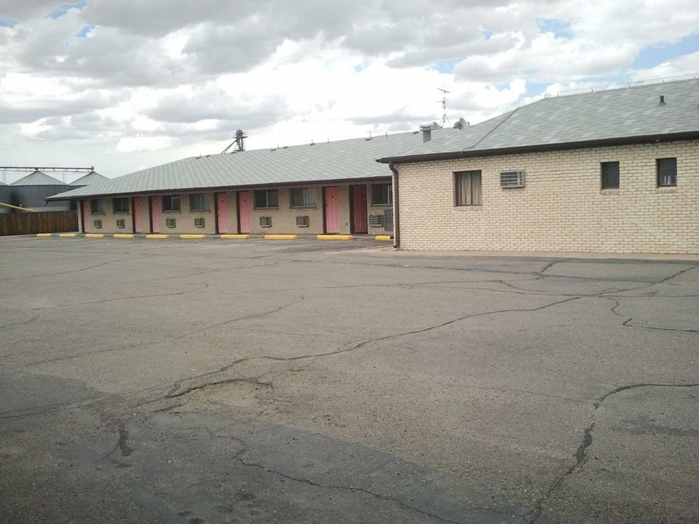 Country Manor Motel Watkins Dış mekan fotoğraf